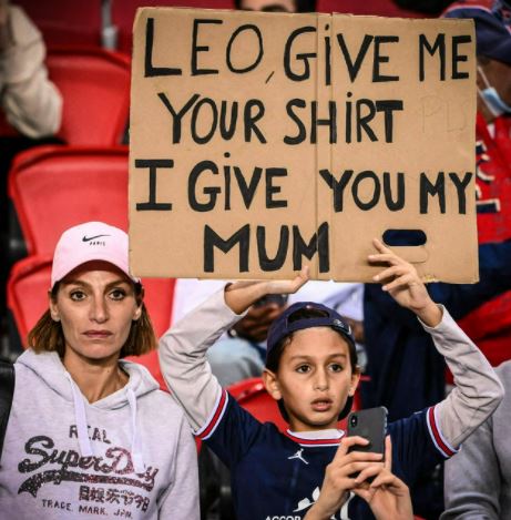 欧冠“无耻”海报，球迷愿意用妈妈换梅西球衣