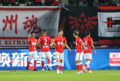 广州足球俱乐部球员庆祝在对阵广州市对手的联赛中的第一个进球。