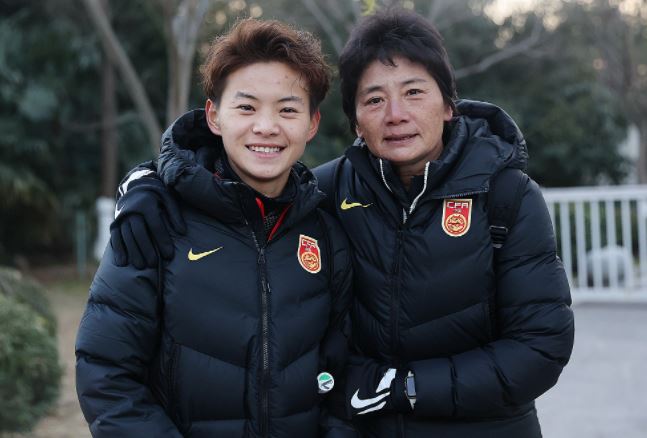 教练水青霞（右）和前锋王爽在上海训练后合影留念。